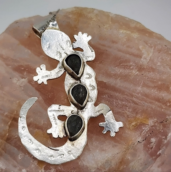 LABRADORITE GECKO PENDANT HANDMADE IN STERLING SILVER APPROX 2" × 1.5" Size - Picture 5 of 6